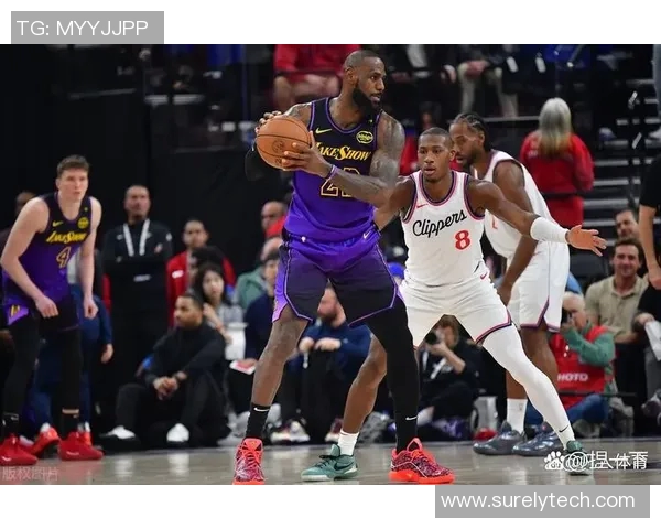 詹姆斯在比赛中饮水机一滴不漏，遭到球迷热议：背后的原因何在？